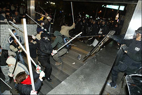 광화문우체국에서 시위를 벌이다 종각역까지 밀린 노동자들이 지하철입구에서 경찰과 대치하고 있다. 